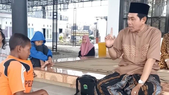 Tangkapan layar video kedekatan Kiai Anwar Zahid dengan Farhan Abimanu sang Bocah Pertalite