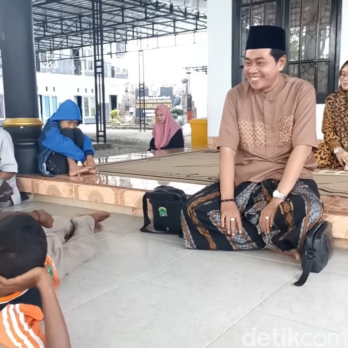 Tangkapan layar video kedekatan Kiai Anwar Zahid dengan Farhan Abimanu sang Bocah Pertalite