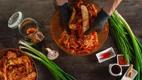 Membicarakan makanan fermentasi, banyak yang menjagokan kimchi. Fermentasi sayuran khas Korea ini menggunakan bakteri Lactobacillus hingga menghasilkan probiotik. Imunitas tubuh terjaga dan pencernaan pun lancar. Foto: Getty Images/iStockphoto/Kpictures