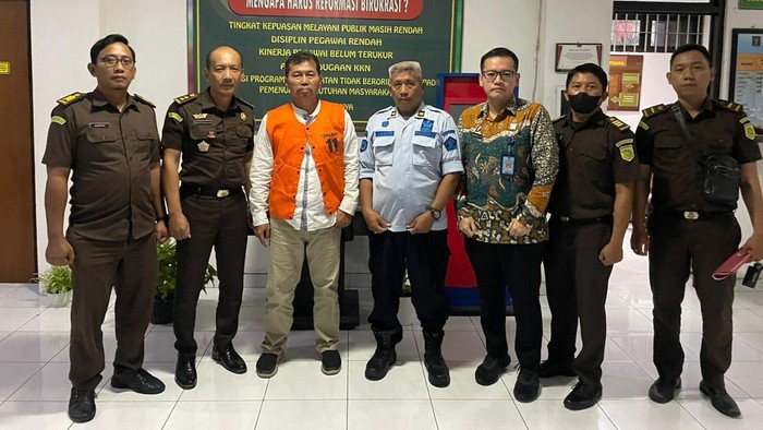 Tersangka kasus dugaan korupsi pengadaan barang dan jasa Stadion Sultan Agung (SSA) Bantul saat diamankan Kejari Bantul.