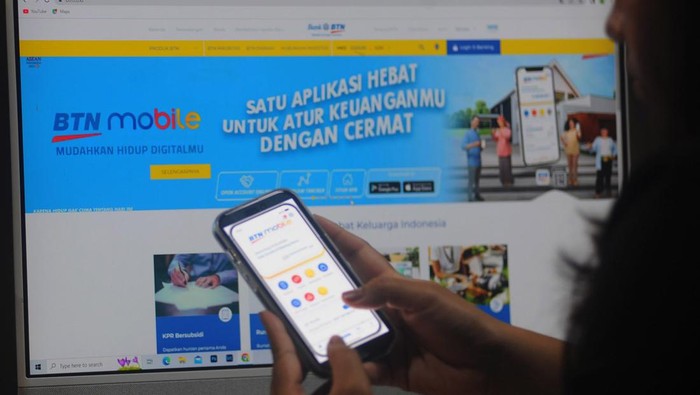 Transaksi Mobil Banking BTN Tembus Rp 1 Triliun Seorang nasabah bertransaksi menggunakan aplikasi BTN Mobile di Jakarta, Jumat (5/5). Sejak diluncurkan pada 12 Februari 2023 hingga 31 Maret 2023, BTN Mobile berhasil menggaet hampir 300 ribu pengguna baru dengan total volume transaksi lebih dari Rp1 triliun. Adapun, aplikasi BTN Mobile terbaru ini menawarkan layanan yang mudah, lengkap, dan terhubung dengan ekosistem perumahan. Hingga akhir tahun nanti, Bank BTN menargetkan ada penambahan sekitar 26% pengguna BTN Mobile. Perseroan juga membidik jumlah transaksi menggunakan aplikasi serba lengkap tersebut naik sekitar 10%.