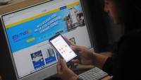 Seorang nasabah bertransaksi menggunakan aplikasi BTN Mobile di Jakarta, Jumat (5/5). Aplikasi BTN Mobile terbaru ini menawarkan layanan yang mudah, lengkap, dan terhubung dengan ekosistem perumahan.