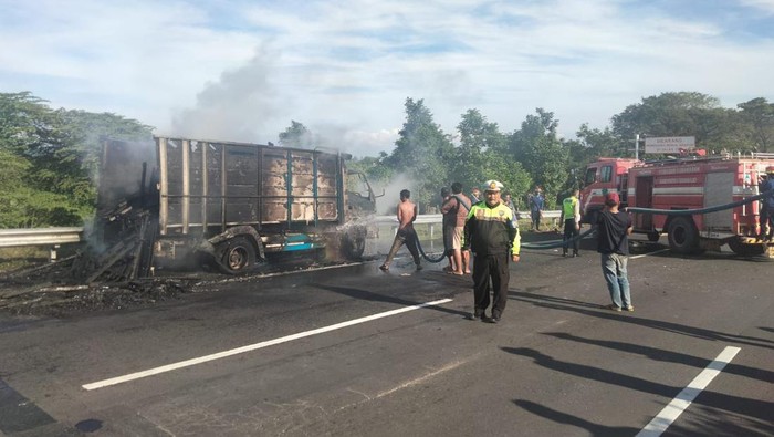 truk terbakar di tol sidoarjo