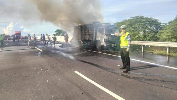 truk terbakar di tol sidoarjo