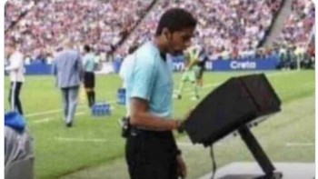 Antony Martial yang menghilang tadi malam, meme wasit cari keberadaan pria Prancis tersebut. Foto: Twitter