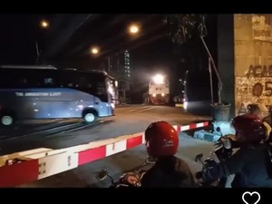 Viral 2 Bus TNI AL Terobos Pelintasan Kereta di Malang, Ini 3 Hal Diketahui