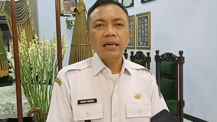 Wabup Blitar Rahmat Santoso saat merespons masalah denda PLN yang dialami warganya.