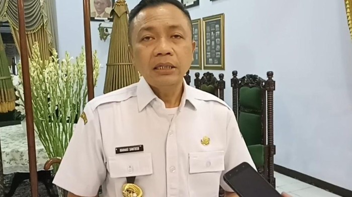 Wabup Blitar Rahmat Santoso saat merespons masalah denda PLN yang dialami warganya.