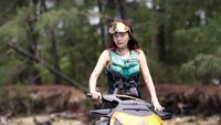 Aksi Wendy Walters saat main jetski. (Foto: dok Instagram)