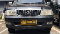 Pelat nomor 10011-VII teregister untuk kendaraan Toyota Kijang yang merupakan mobil dinas Bagrenmin Direktorat Reserse Kriminal Khusus Polda Metro Jaya. Sementara itu, pengendara yang melakukan aksi koboi menggunakan mobil sedan Mazda.