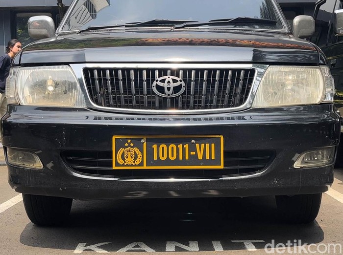 Polisi mengungkap nopol dinas Polri 10011-VII di mobil pengendara koboi di Tol Tomang adalah palsu. Pelat dinas bernomor 10011-VII yang asli teregister untuk kendaraan jenis lain milik Polda Metro Jaya. Saat ini mobil tersebut terparkir di Direktorat Reserse Kriminal Khusus Polda Metro Jaya, Jumat (5/5/2023).