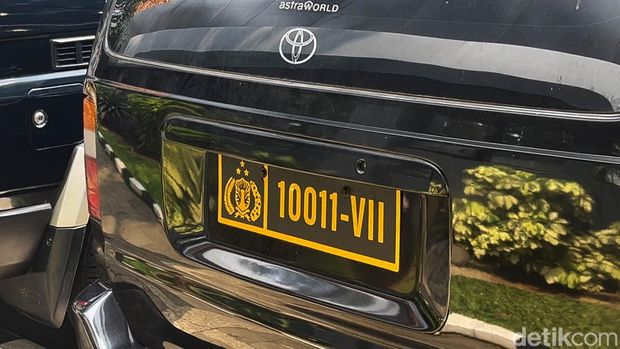 Polisi mengungkap nopol dinas Polri 10011-VII di mobil pengendara 'koboi' di Tol Tomang adalah palsu. Pelat dinas bernomor 10011-VII yang asli teregister untuk kendaraan jenis lain milik Polda Metro Jaya. Saat ini mobil tersebut terparkir di Direktorat Reserse Kriminal Khusus Polda Metro Jaya, Jumat (5/5/2023).