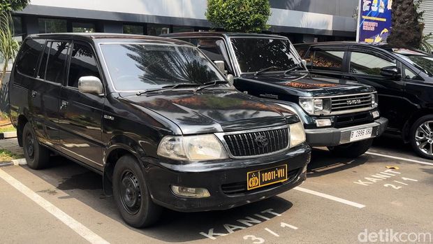 Polisi mengungkap nopol dinas Polri 10011-VII di mobil pengendara 'koboi' di Tol Tomang adalah palsu. Pelat dinas bernomor 10011-VII yang asli teregister untuk kendaraan jenis lain milik Polda Metro Jaya. Saat ini mobil tersebut terparkir di Direktorat Reserse Kriminal Khusus Polda Metro Jaya, Jumat (5/5/2023).