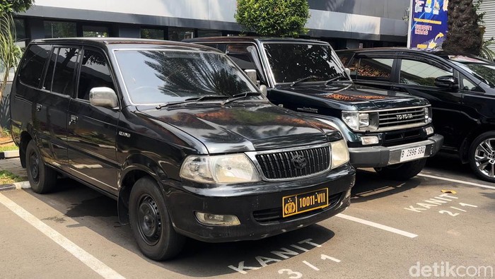 Wujud Mobil Asli yang Pelatnya Dipalsukan Pengendara 'Koboi' di Tol Polisi mengungkap nopol dinas Polri 10011-VII di mobil pengendara 'koboi' di Tol Tomang adalah palsu. Pelat dinas bernomor 10011-VII yang asli teregister untuk kendaraan jenis lain milik Polda Metro Jaya. Saat ini mobil tersebut terparkir di Direktorat Reserse Kriminal Khusus Polda Metro Jaya, Jumat (5/5/2023).
