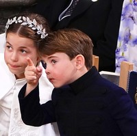 Acara penobatan Raja Charles III di Westminster Abbey, London diperbincangka warga dunia. Bukan hanya peresmian gelar ratu dan raja Inggris, ketiga cucu mereka juga ikut jadi perhatian. Foto: Getty Images/WPA Pool