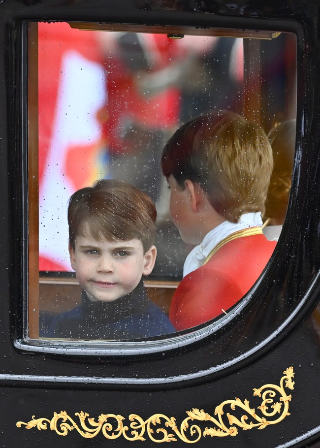Pangeran Louis seperti terlihat bosan atau heran ketika melihat masyarakat yang ingin menyaksikan mereka.Foto: Getty Images/WPA Pool