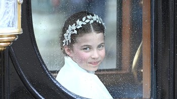 Tak sedikit dari warganet yang terpukau dengan penampilan Princess Charlotte, terlebih terhadap senyumannya. Foto: Getty Images/WPA Pool.