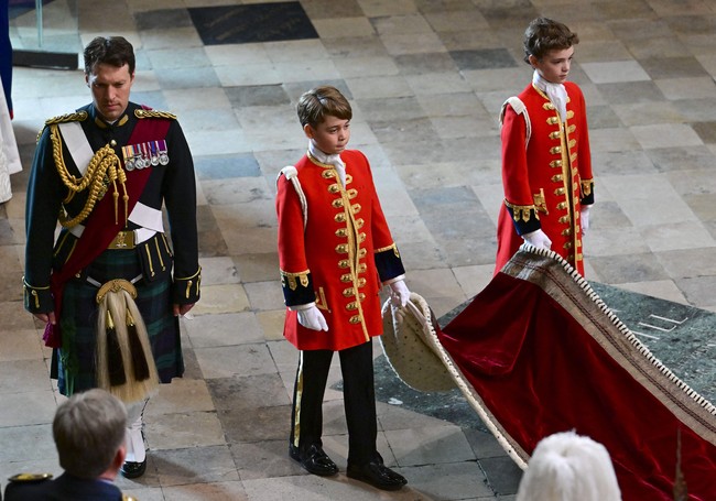 Berbeda dengan Pangeran Harry yang tidak membawa anaknya, ketiga anak Pangeran William dan Kate Middleton hadir di sana. Pangeran George bahkan ditugaskan menjadi salah satu anak yang memegangi jubah Raja Charles.Foto: Getty Images/WPA Pool
