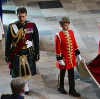 Berbeda dengan Pangeran Harry yang tidak membawa anaknya, ketiga anak Pangeran William dan Kate Middleton hadir di sana. Pangeran George bahkan ditugaskan menjadi salah satu anak yang memegangi jubah Raja Charles.Foto: Getty Images/WPA Pool