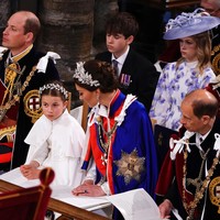 Sedangkan Putri Charlotte tampak duduk dengan tenang di barisan depan bersama ayah dan ibu dalam acara penobatan sang kakek. Foto: Getty Images/WPA Pool