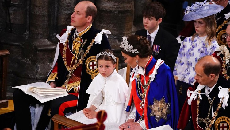 LONDON, ENGLAND - MAY 06: Britains Prince William, Prince of Wales, Princess Charlotte, Prince Louis and Britains Catherine, Princess of Wales attend the Coronation of King Charles III and Queen Camilla at Westminster Abbey on May 6, 2023 in London, England. The Coronation of Charles III and his wife, Camilla, as King and Queen of the United Kingdom of Great Britain and Northern Ireland, and the other Commonwealth realms takes place at Westminster Abbey today. Charles acceded to the throne on 8 September 2022, upon the death of his mother, Elizabeth II. (Photo by Yui Mok  - WPA Pool/Getty Images)