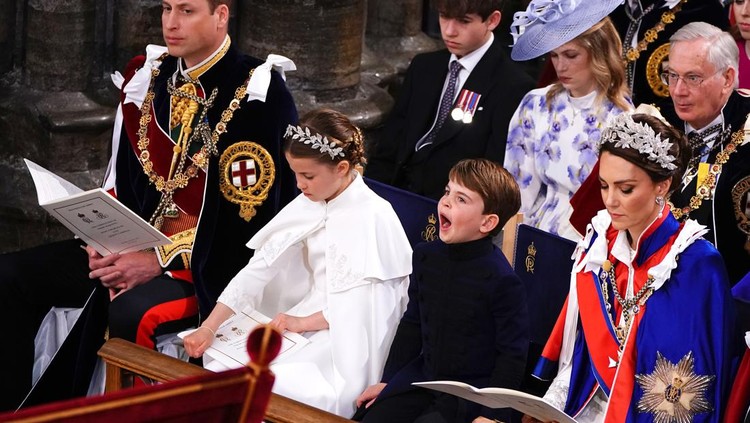 LONDON, ENGLAND - MAY 06: Britains Prince William, Prince of Wales, Princess Charlotte, Prince Louis and Britains Catherine, Princess of Wales attend the Coronation of King Charles III and Queen Camilla at Westminster Abbey on May 6, 2023 in London, England. The Coronation of Charles III and his wife, Camilla, as King and Queen of the United Kingdom of Great Britain and Northern Ireland, and the other Commonwealth realms takes place at Westminster Abbey today. Charles acceded to the throne on 8 September 2022, upon the death of his mother, Elizabeth II. (Photo by Yui Mok  - WPA Pool/Getty Images)