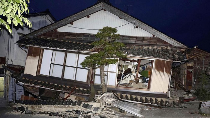 Gempa melanda Jepang pada Jumat, 5 Mei 2023. Gempa bumi berkekuatan magnitudo 6,5 tersebut membuat satu orang meninggal dunia dan puluhan lainnya luka-luka.