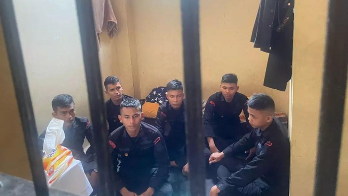 6 oknum brimob saat dipatsus di sel tahanan. (Foto: Istimewa)