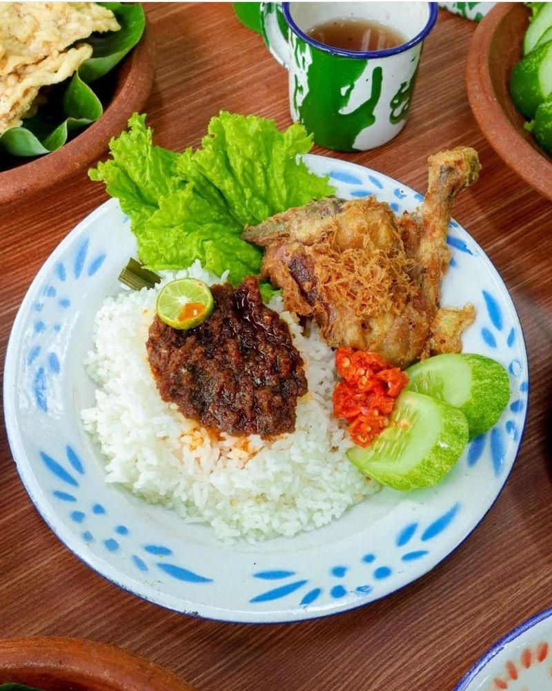 Ayam Goreng Saritem, salah satu ayam goreng paling enak di Bandung.