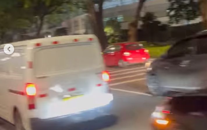 Balap mobil sampai tutup jalan di kawasan Senayan, Jakarta Pusat.