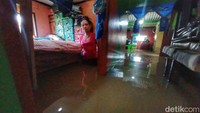 Warga meninggikan tempat tidur yang dibuat panggung demi terhindar banjir. Tak hanya itu warga juga menggunakan atap untuk istirahat. (Foto: Yuga Hassani/ detikJabar)