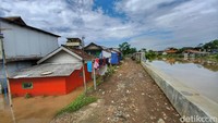 Tampak Sungai Cikapundung yang berdempetan dengan pemukiman warga. Air sungai masuk dan menggenangi permukiman warga (Foto: Yuga Hassani/detikJabar).