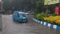 Guyuran Hujan Lebat Bikin Jalanan Depan RSUB Soehat Kota Malang Banjir