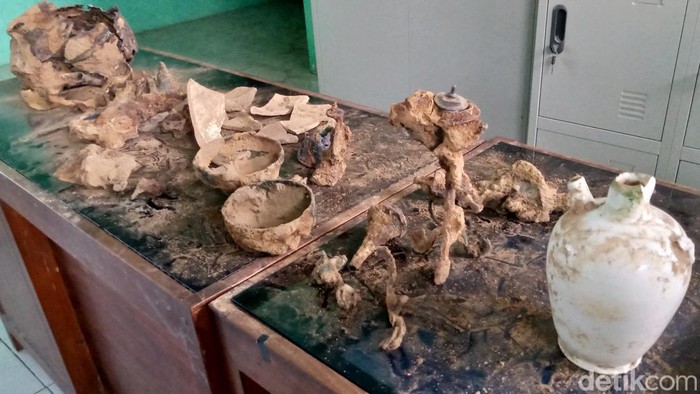 Benda benda kuno temuan di trase tol Jogja-Solo Desa Wonoboyo, Kecamatan Jogonalan.