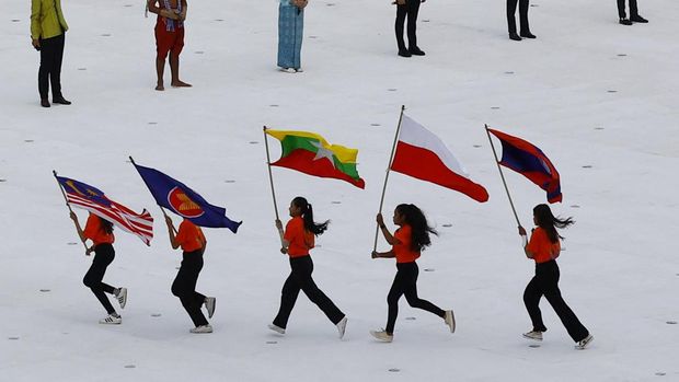 Bendera Indonesia terbalik saat Opening Ceremony SEA Games 2023 di Stadion Nasional Morodok Techo, Phnom Penh, Kamboja, Jumat (5/5/2023). (REUTERS/Kim Kyung-Hoo)