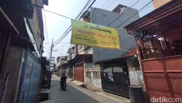 Seorang bocah laki-laki terlindas mobil di Tambora, Jakarta Barat saat sedang bermain dan duduk di aspal. Pelaku perempuan merupakan tetangga korban,