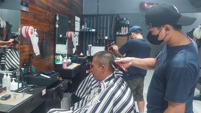 Bupati Bandung potong rambut.