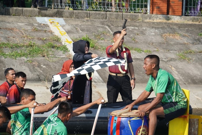 Bupati Mojokerto Ikfina Fahmawati membuka lomba dayung perahu naga