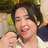 Belakangan penampilan Dewi Perssik kembali mencuri atensi karena wajahnya yang terlihat bengkak. Bukan operasi plastik, rupanya Dewi melakukan operasi transfer lemak pada area matanya. Foto: Instagram @dewiperssik9