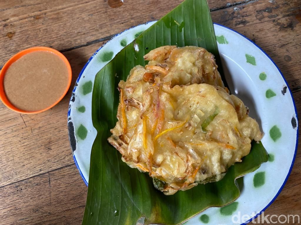 Di 'Imah Babaturan' Bandung Ada Nasgor Cumi Cabe Ijo Sedap!