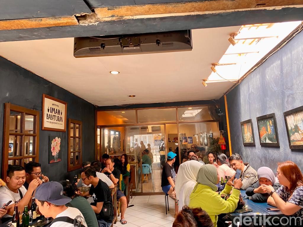 Di 'Imah Babaturan' Bandung Ada Nasgor Cumi Cabe Ijo Sedap!