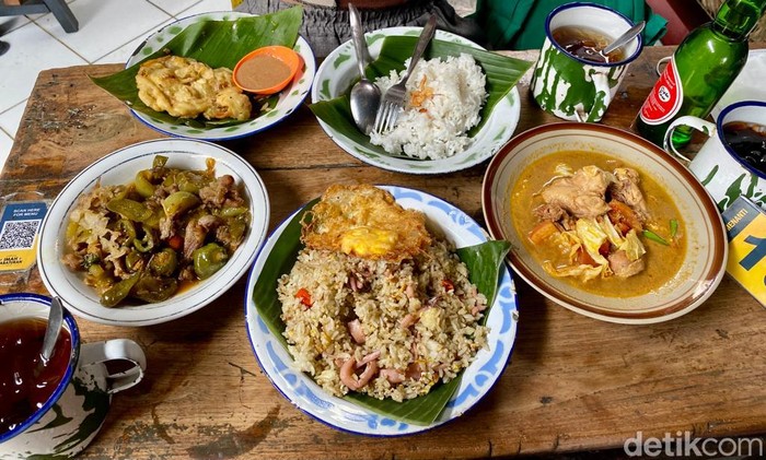 Di Imah Babaturan Bandung Ada Nasgor Cumi Cabe Ijo Sedap!