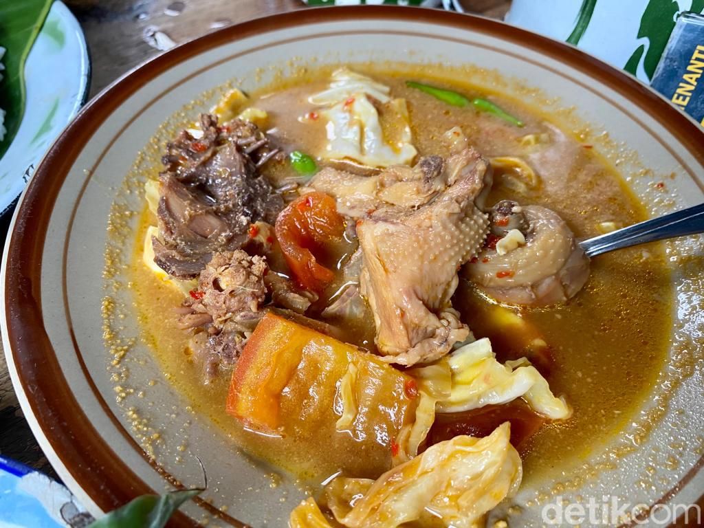 Di 'Imah Babaturan' Bandung Ada Nasgor Cumi Cabe Ijo Sedap!