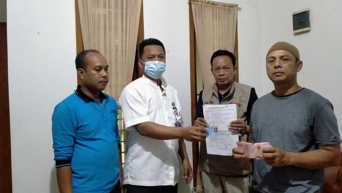 DLH DKI denda pemilik truk sedot WC buang limbah tinja sembarangan di Jakarta Barat.