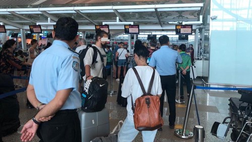 Dua dari tiga WNA Rusia yang menari dengan pakaian tidak pantas di Pura Pengubengan Besakih, Karangasem, dideportasi malam ini, Sabtu (6/5/2023).