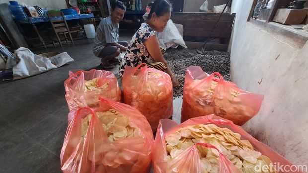 Pembuatan emping di rumah Tukinem, Dusub Belik RT 005/RW 013, Desa Pracimantoro Kecamatan Pracimantoro Wonogiri.