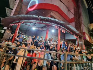 Warga Padati Kembang Jepun Meriahkan Festival Rujak Uleg Surabaya