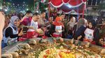 Meriahnya Festival Rujak Uleg di Kya-kya Surabaya