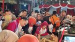 Meriahnya Festival Rujak Uleg di Kya-kya Surabaya