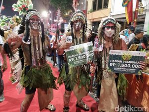 Uniknya Kostum Peserta Festival Rujak Uleg, Mulai Indian hingga Punokawan